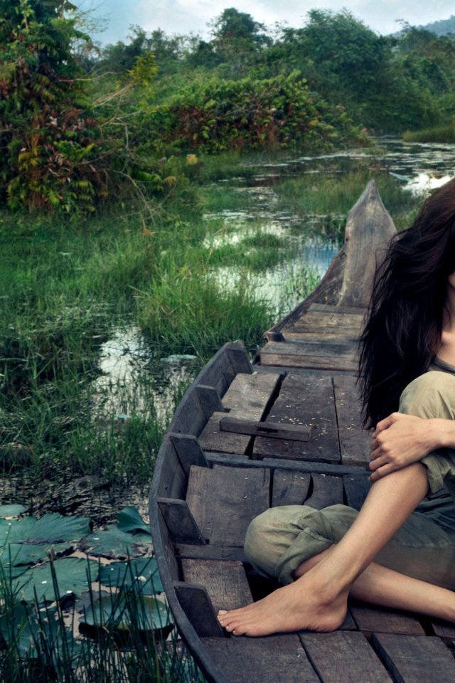 Анджелина Джоли в лодке (Angelina Jolie)