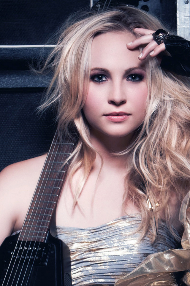 Candice Accola с электрогитарой