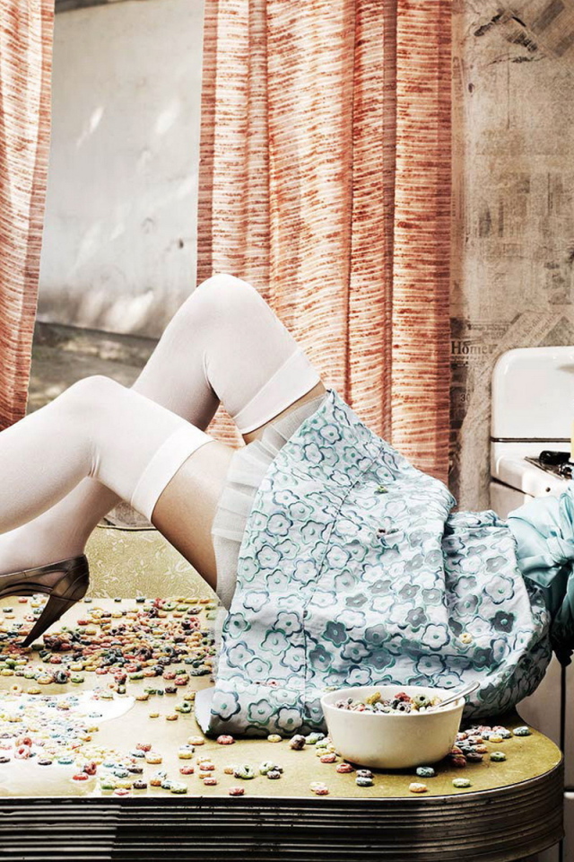 Мариса Миллер на столе (Marisa Miller)