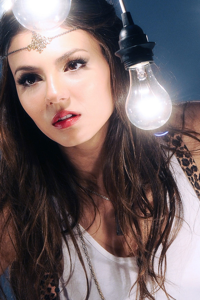 Victoria Justice среди лампочек