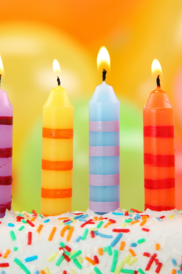 Праздничный торт со свечами