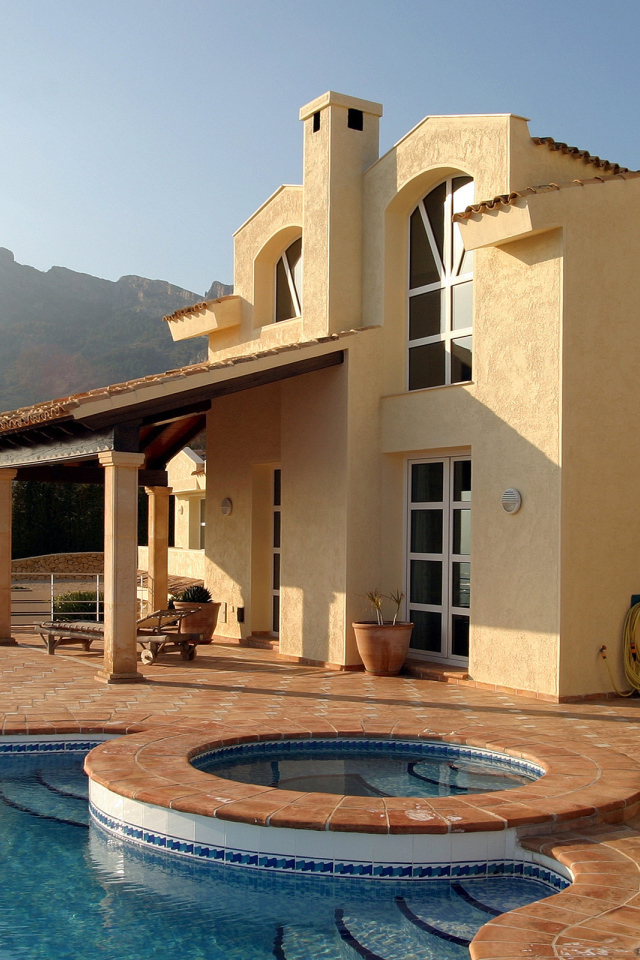 Бассейн около дома