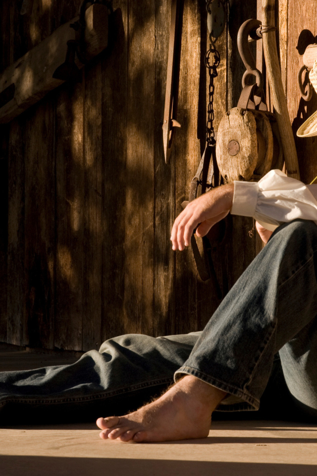 Мужчина у ангара