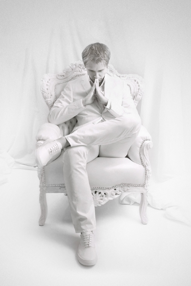 Мужчина в белом