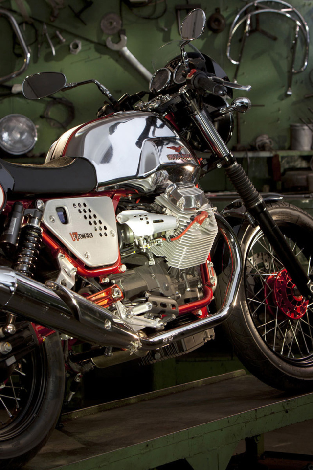 Moto Guzzi v7racer в гараже