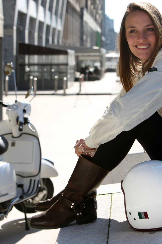 Vespa PX 125 и девушка