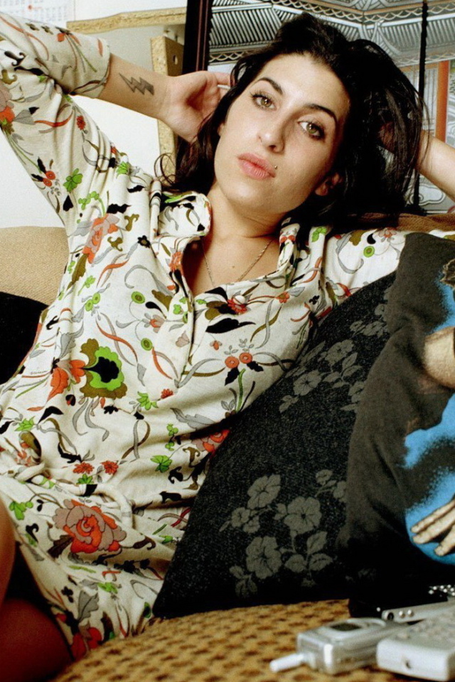 Эми Уайнхаус на диване