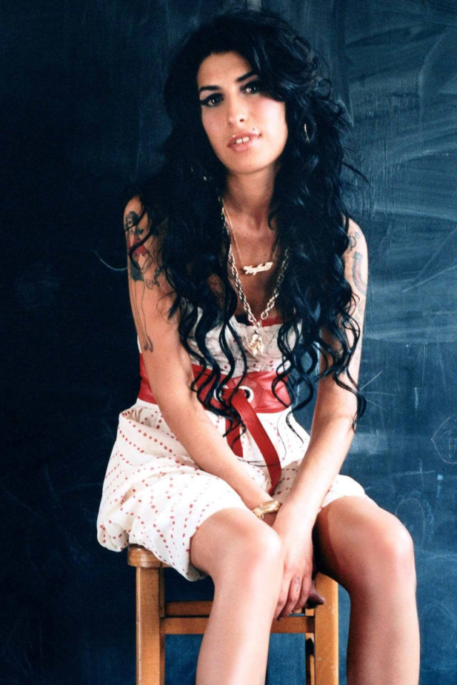 Эми Уайнхаус у доски