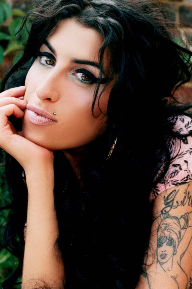 загадочный взгляд Эми Уайнхаус