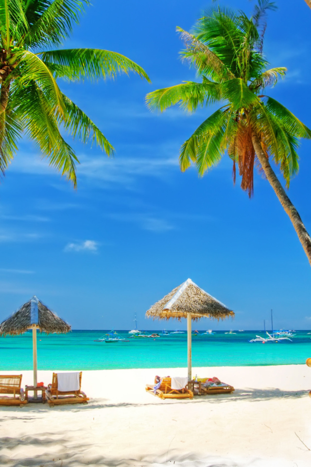 Пляж с зонтиками