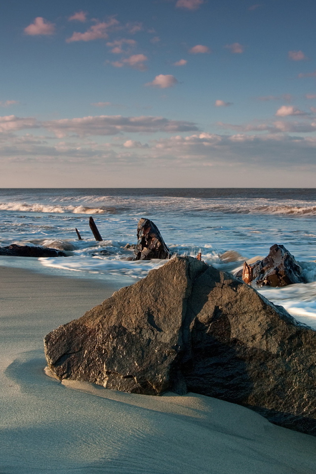 Камни на берегу