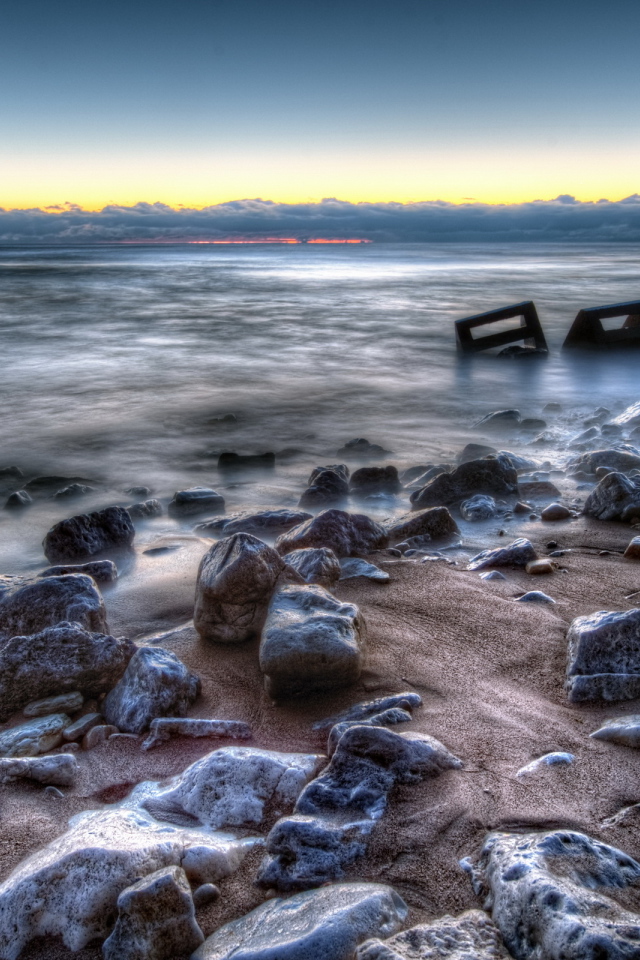 Камни на берегу