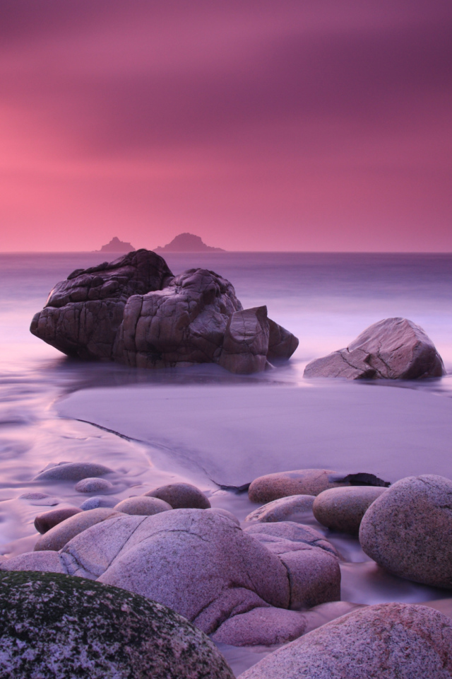 Камни на берегу