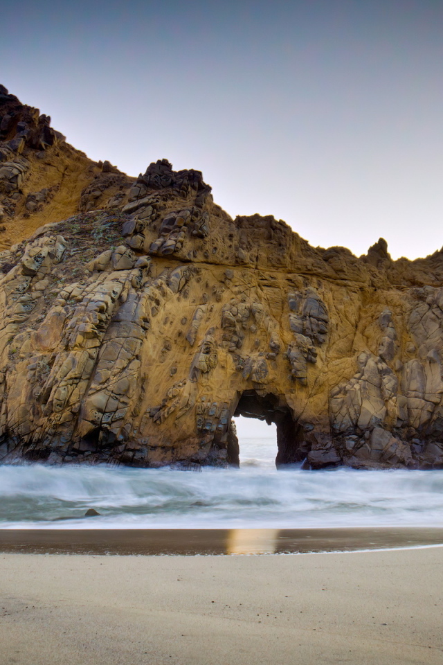 Скалы на берегу