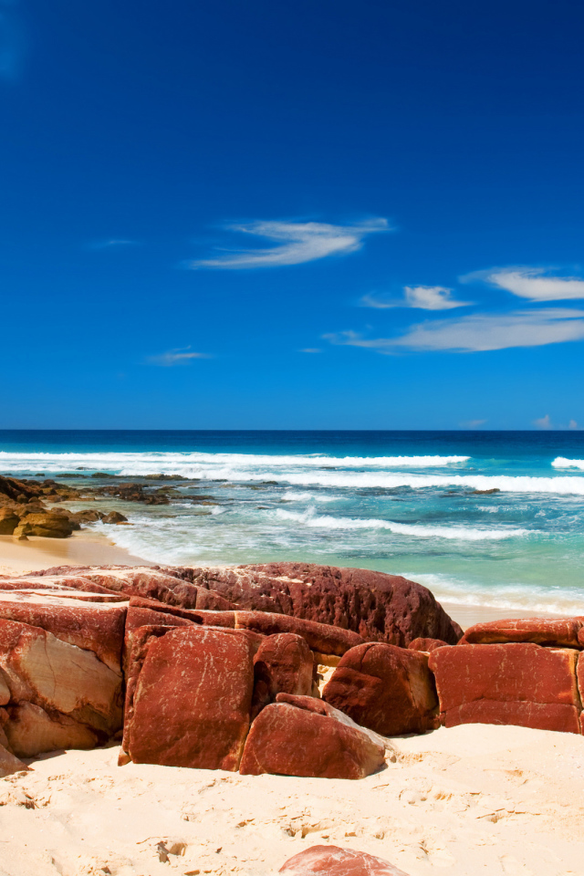 Камни на пляже