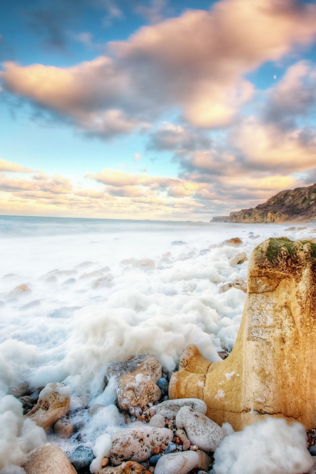 Камни на пляже