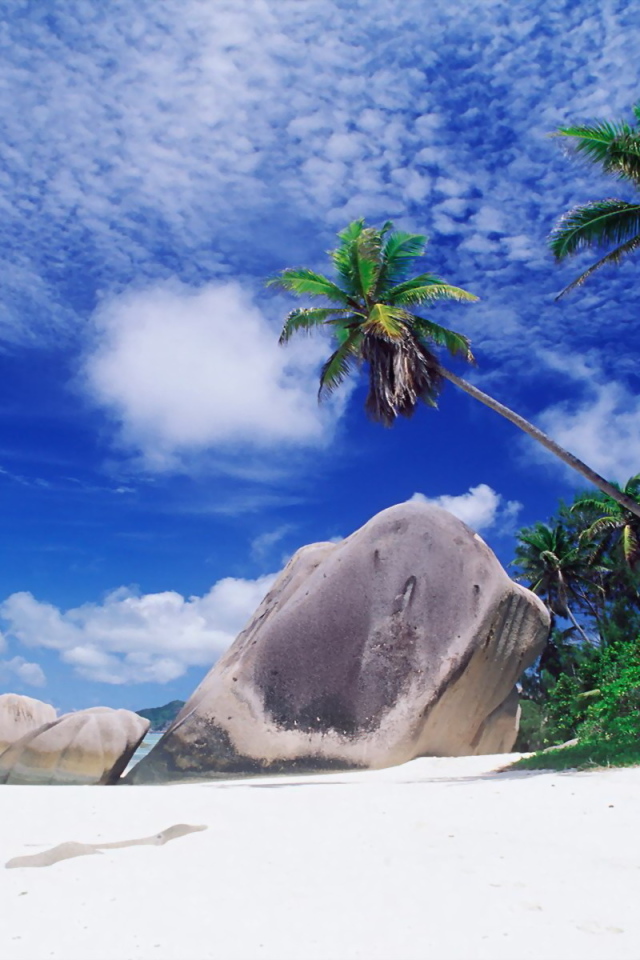 Камни на белом песке