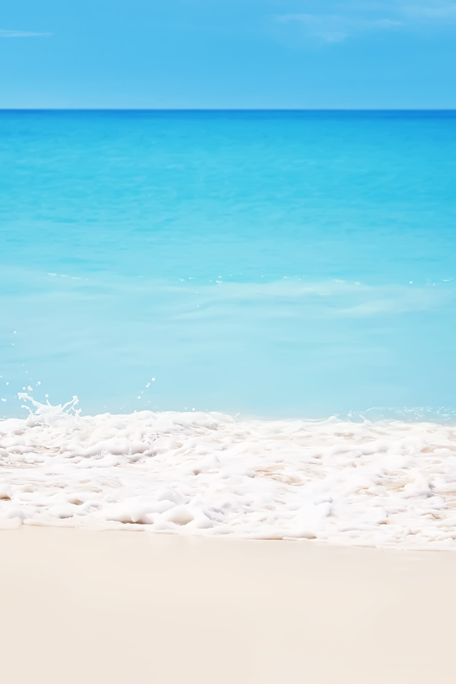 Белый песок на берегу