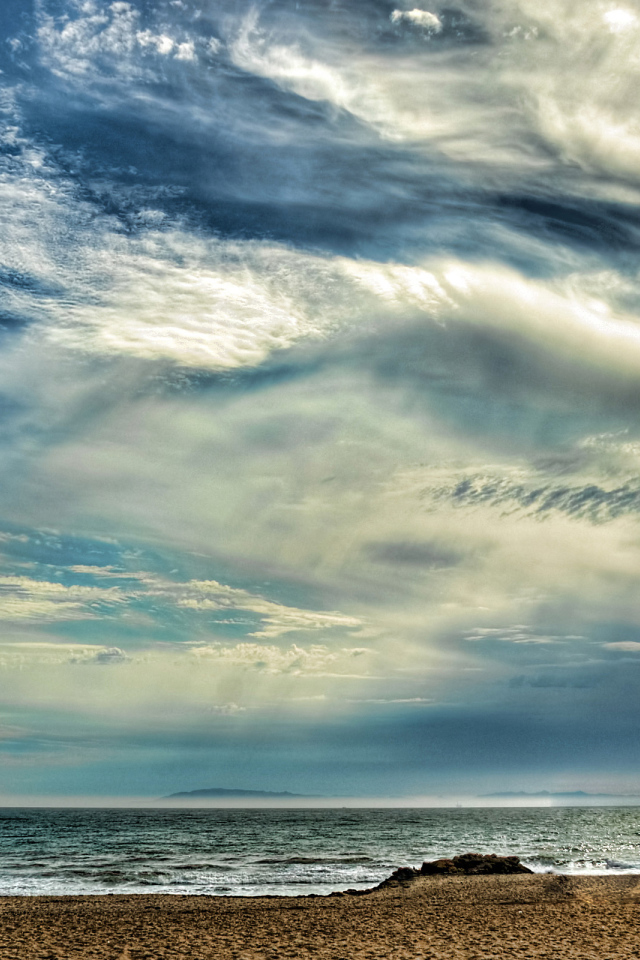 Красивые облака над пляжем