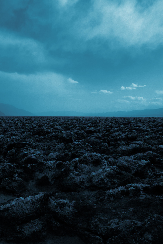 Синее небо над камнями