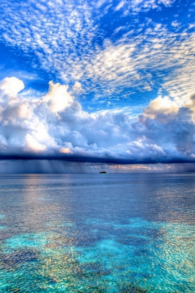 Голубое небо над морем