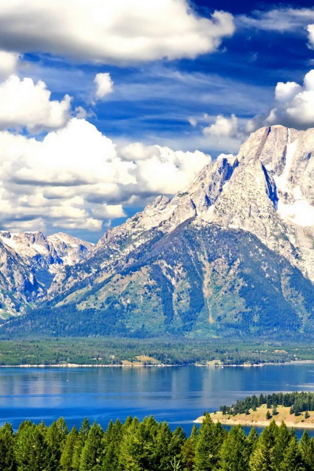 Воздушный шар среди гор