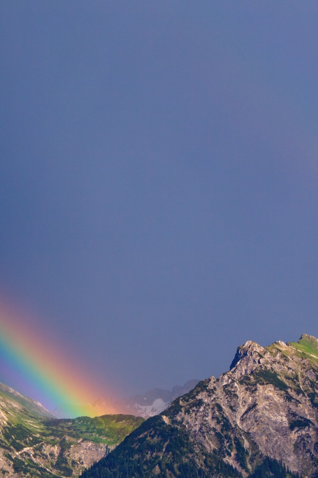 Красивая радуга в горах