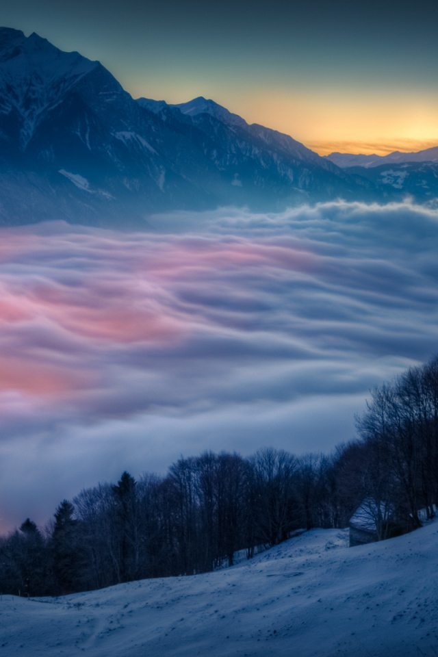 Город  у подножия гор