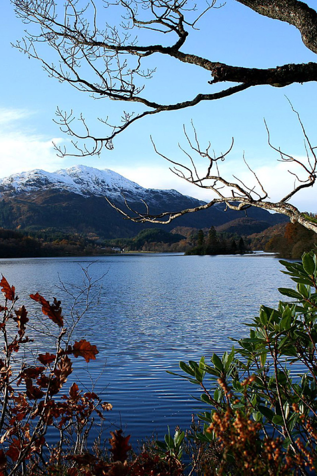 Озеро у подножия горы