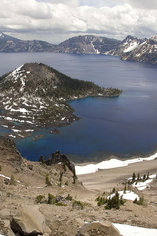 Озеро среди гор