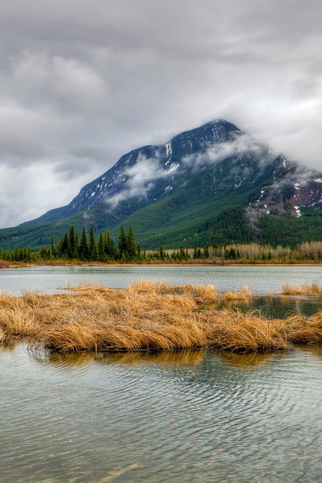 Горные вершины в облаках