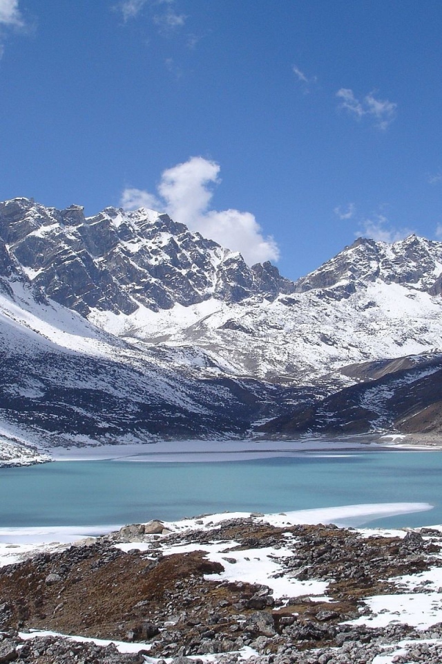 Горы и озеро