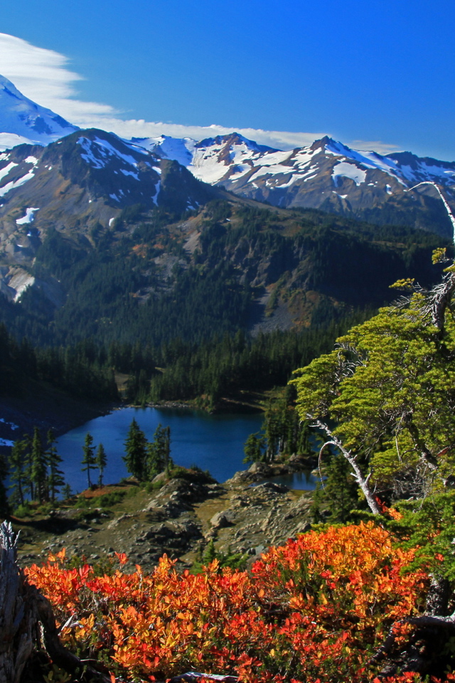 Горы и озеро