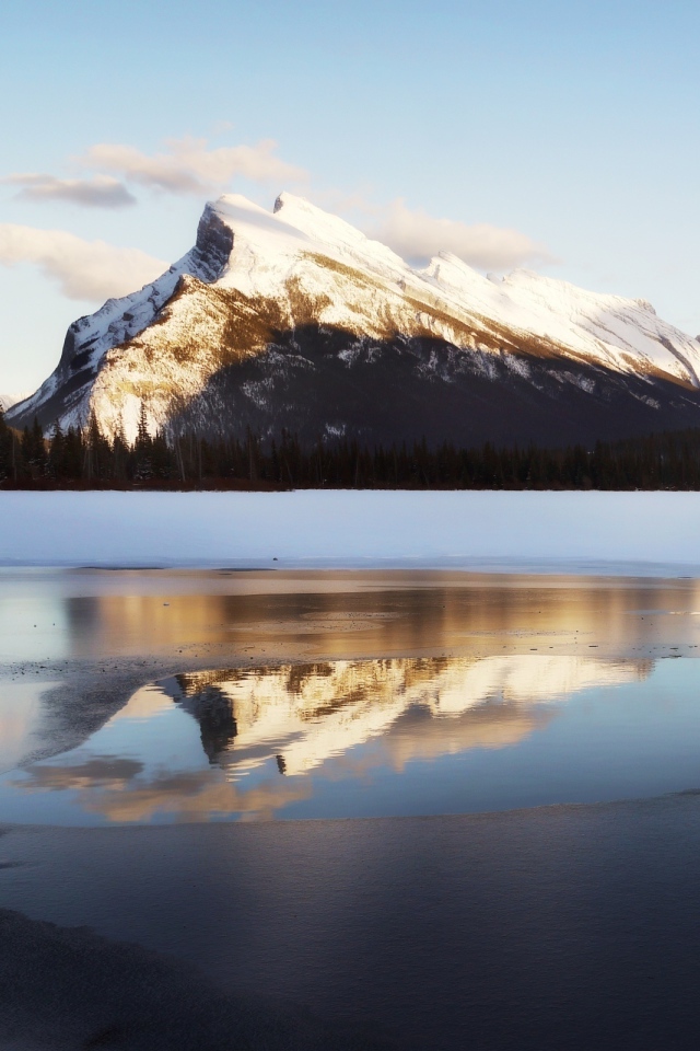 Горы и озеро