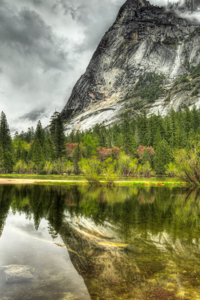 Горы и озеро