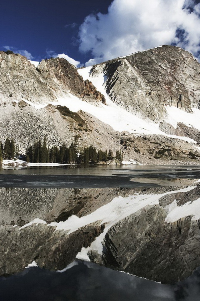 Горы и озеро