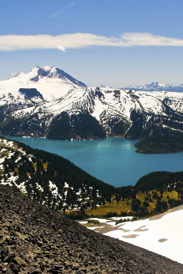 Горы и озеро