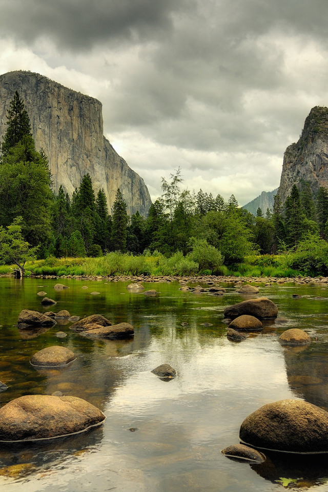 Речка среди гор
