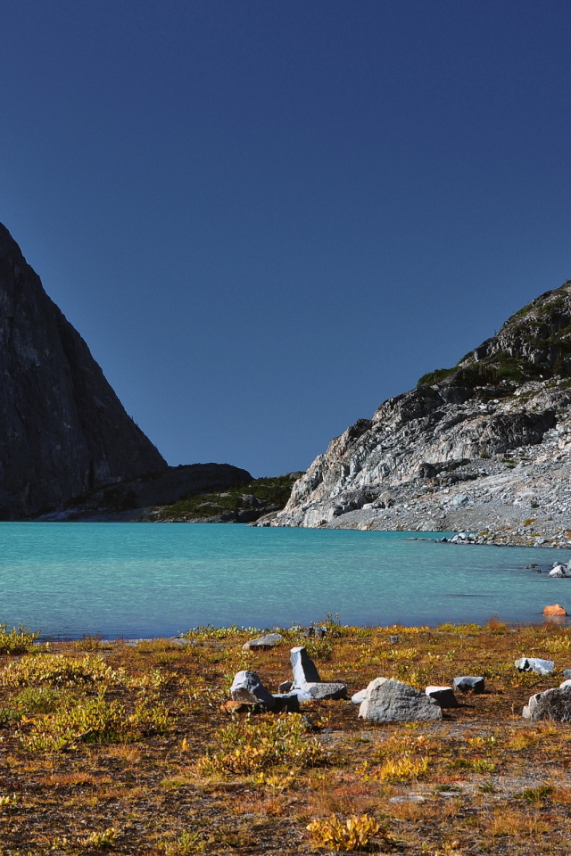 Скалы у озера