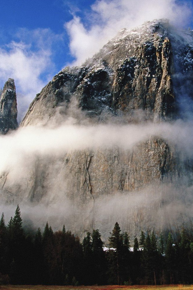 Скалы в тумане