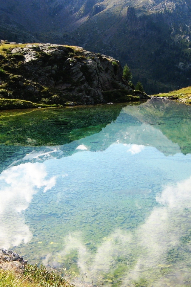 Маленькое озеро в горах