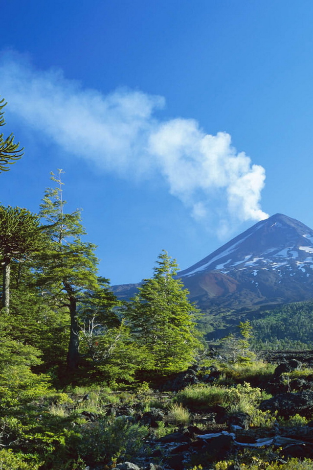 Дымящий вулкан