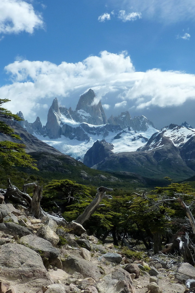 Снежные вершины под облаками