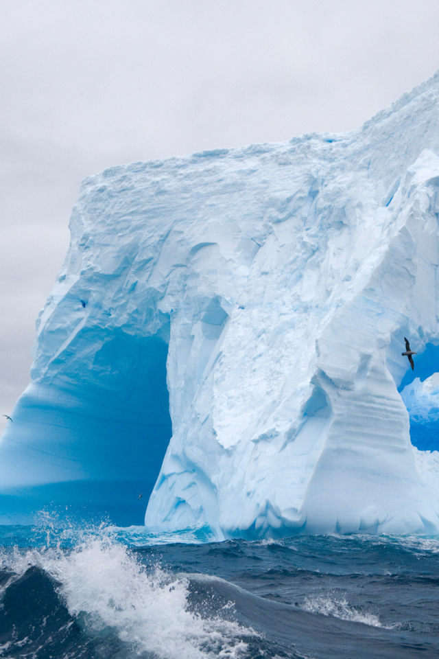 Айсберг в море