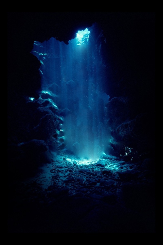 Голубой свет в пещере