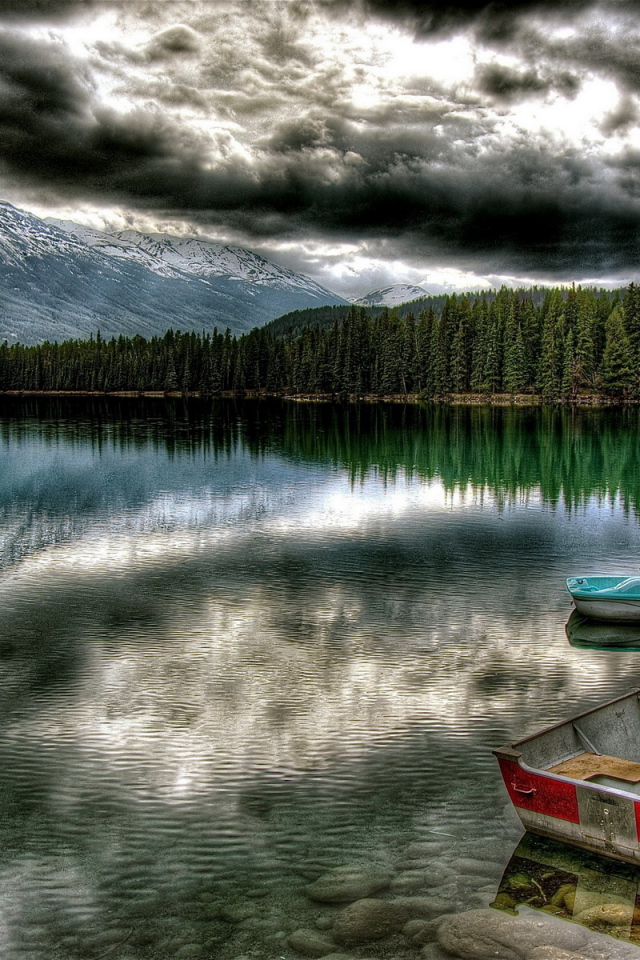 Лесное озеро и горы