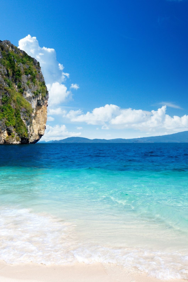 Огромный камень в море