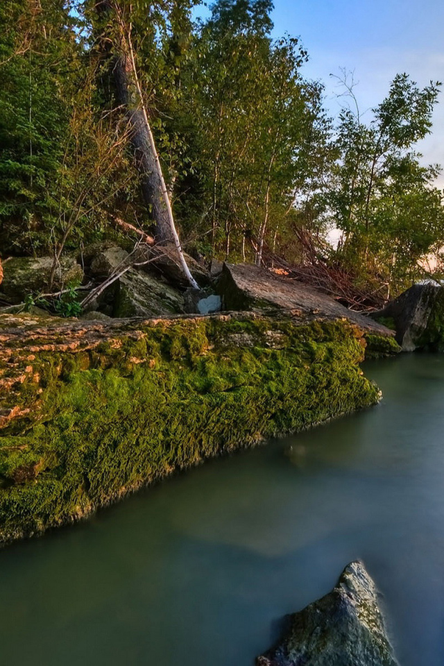 Озеро, лес, камни