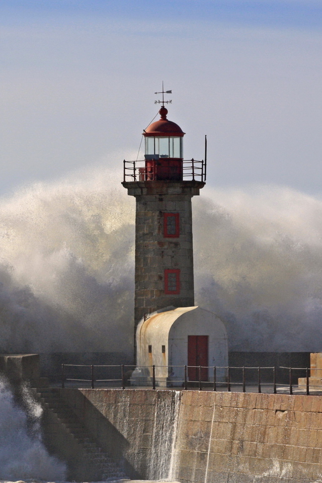 Маяк и волны