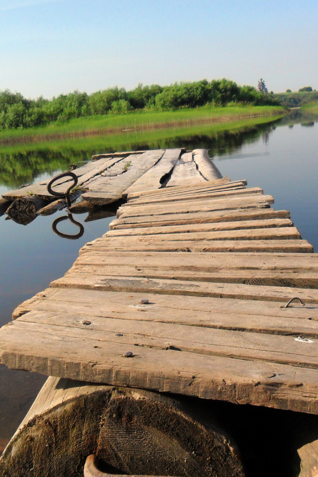 Плот на озере